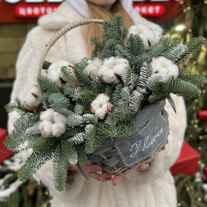 Зимняя композиция в корзине с хлопком