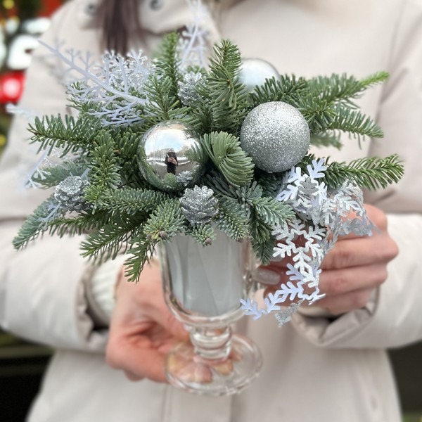 Зимняя настольная композиция серебряном цвете