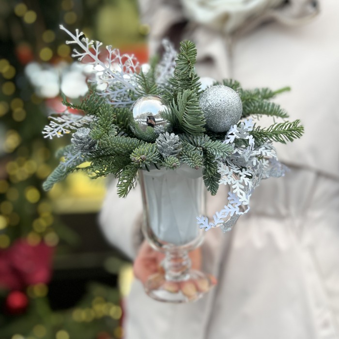Зимняя настольная композиция серебряном цвете