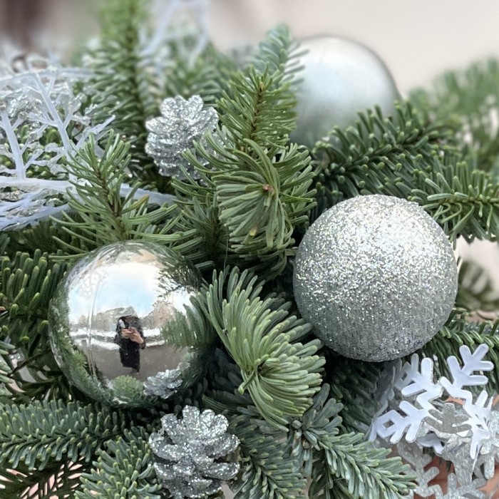 Зимняя настольная композиция серебряном цвете