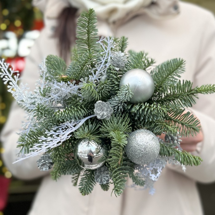 Зимняя настольная композиция серебряном цвете