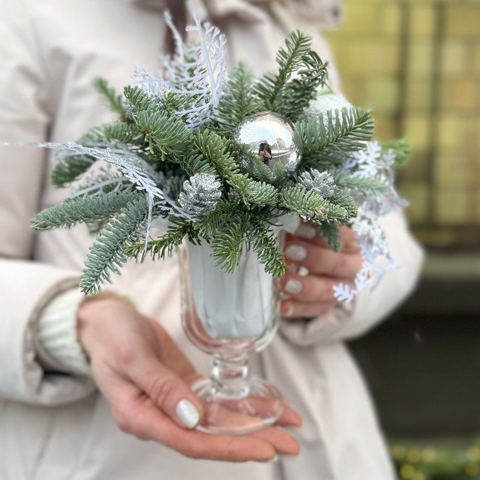 Зимняя настольная композиция серебряном цвете