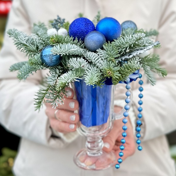 Зимняя настольная композиция синего цвета