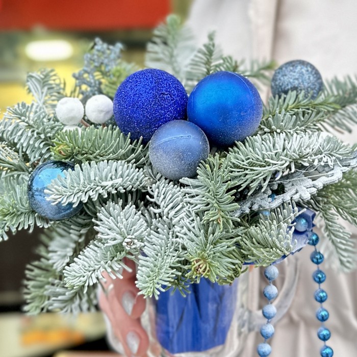 Зимняя настольная композиция синего цвета
