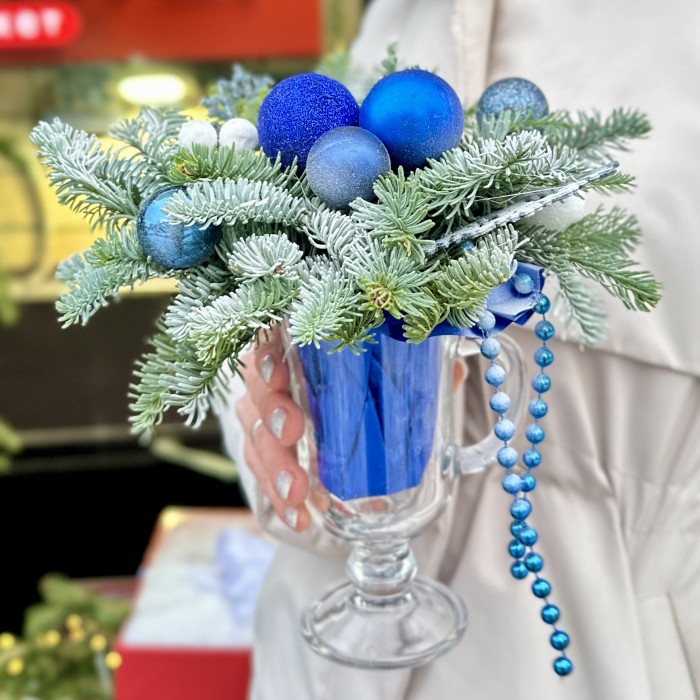 Зимняя настольная композиция синего цвета