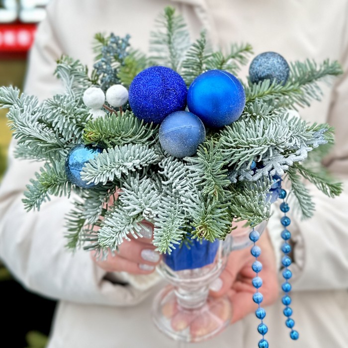 Зимняя настольная композиция синего цвета