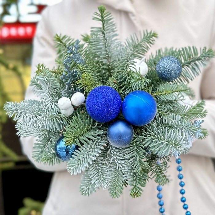 Зимняя настольная композиция синего цвета