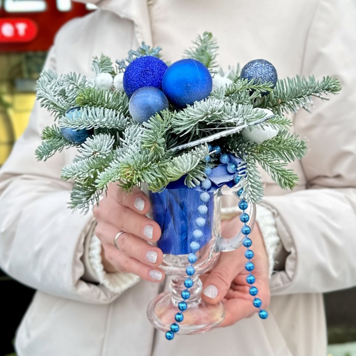 Зимняя настольная композиция синего цвета