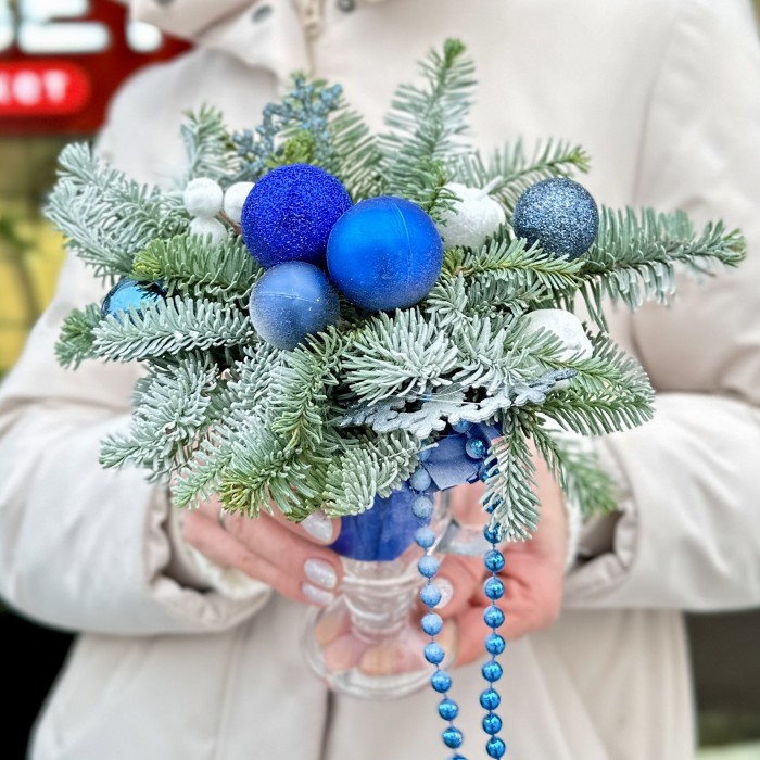 Зимняя настольная композиция синего цвета