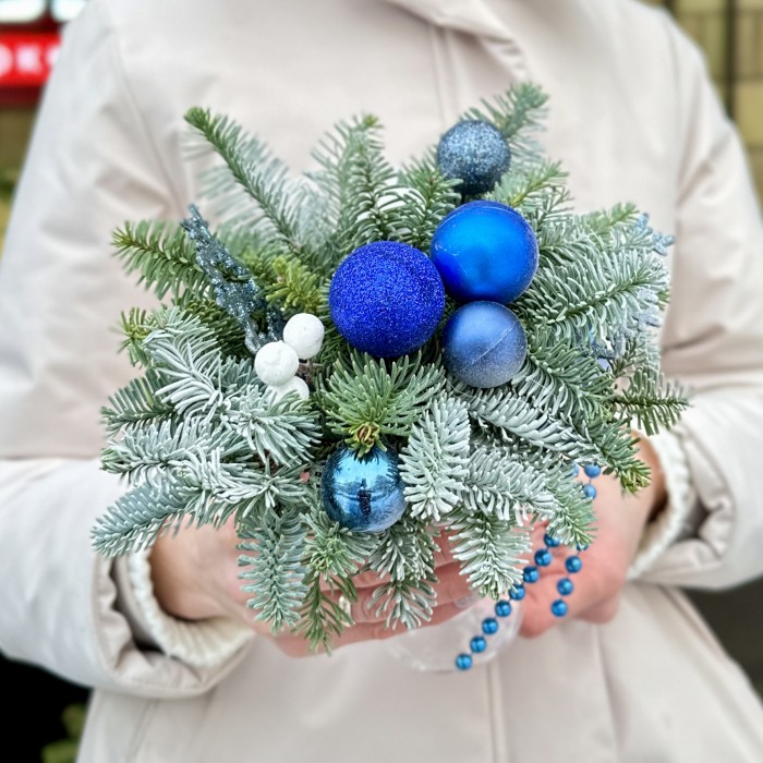 Зимняя настольная композиция синего цвета