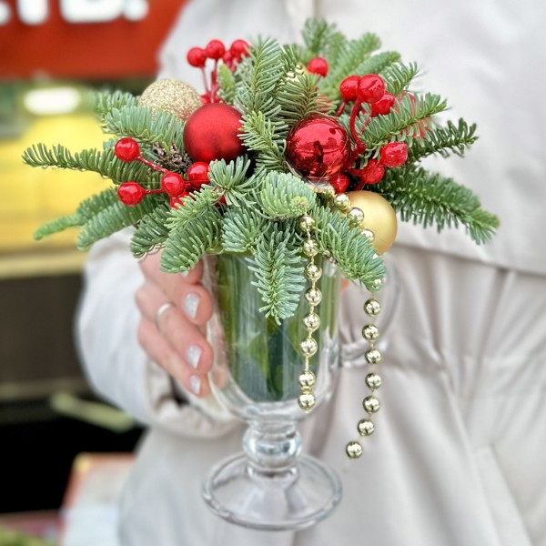 Зимняя настольная композиция красно-золотого цвета