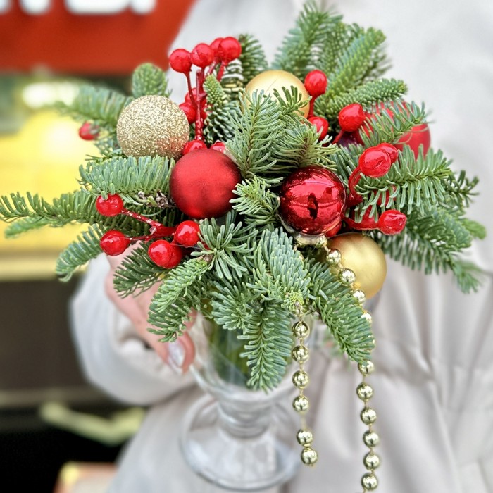 Зимняя настольная композиция красно-золотого цвета