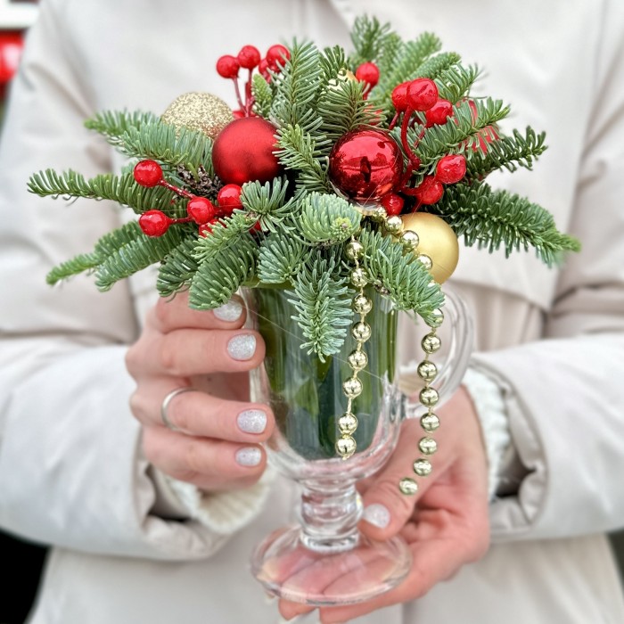 Зимняя настольная композиция красно-золотого цвета