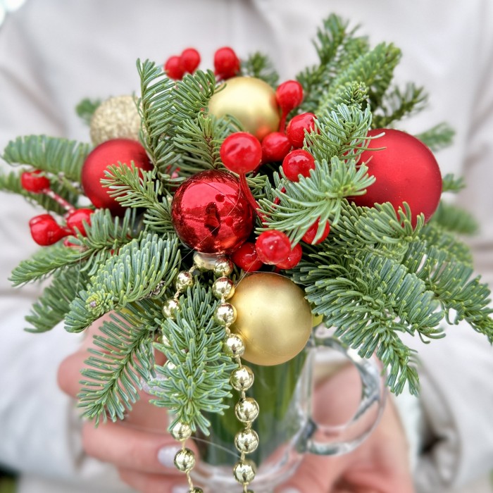 Зимняя настольная композиция красно-золотого цвета