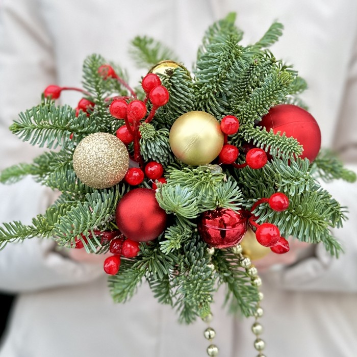 Зимняя настольная композиция красно-золотого цвета