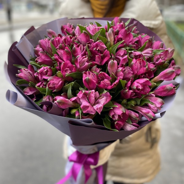 Букет малиновых альстромерий