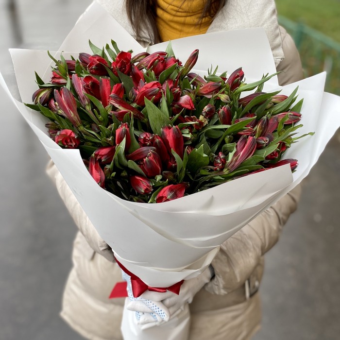 Букет красных альстромерий