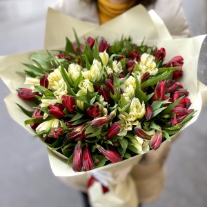 Букет из красной и белой альстромерии