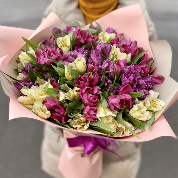 Букет из фиолетовой и белой альстромерии