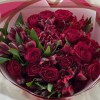 Букет из красных кустовых роз и альстромерий