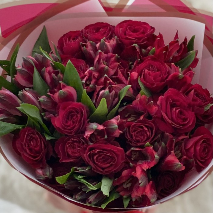 Букет из красных кустовых роз и альстромерий