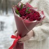 Букет из красных кустовых роз и альстромерий
