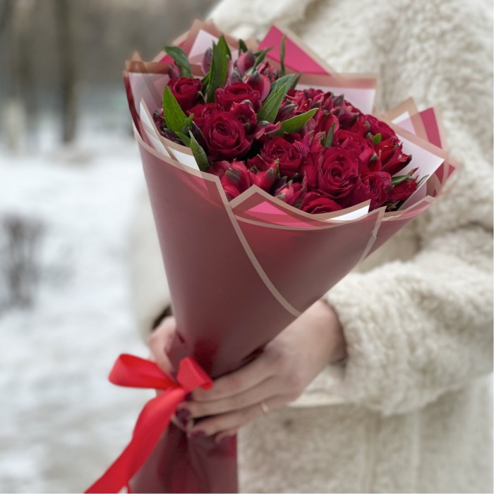 Букет из красных кустовых роз и альстромерий