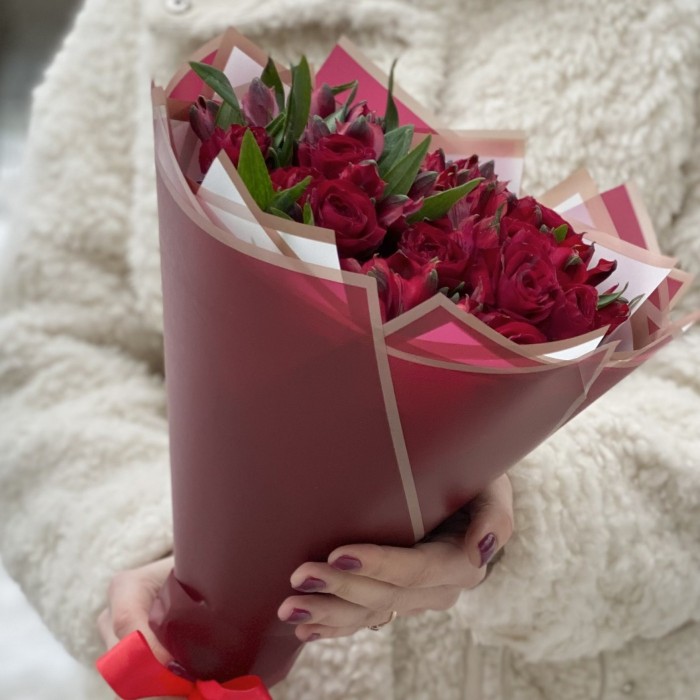 Букет из красных кустовых роз и альстромерий