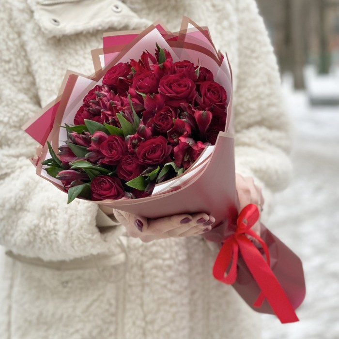 Букет из красных кустовых роз и альстромерий