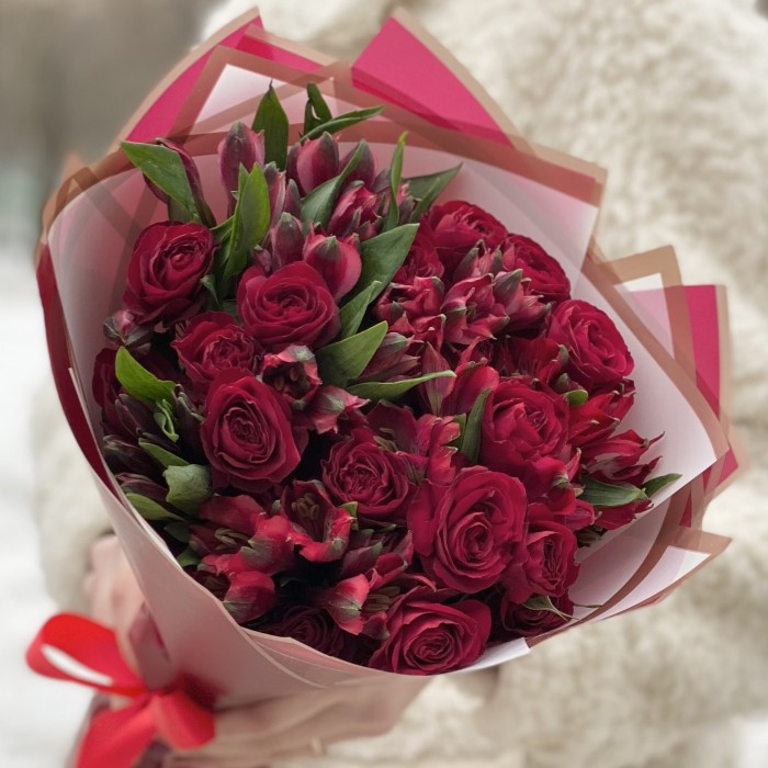 Букет из красных кустовых роз и альстромерий