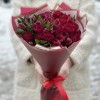 Букет из красных кустовых роз и альстромерий