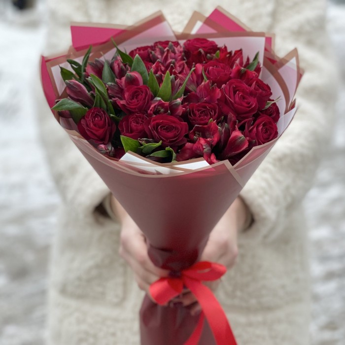 Букет из красных кустовых роз и альстромерий