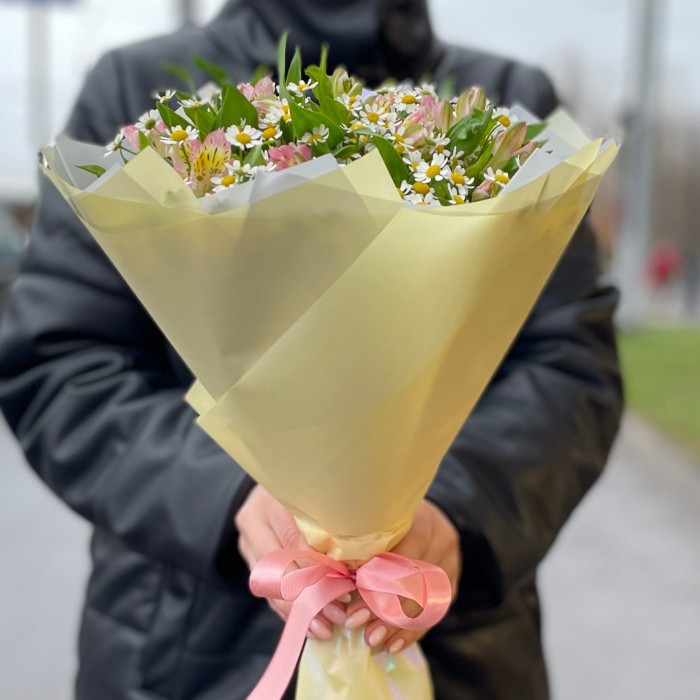 Альстромерии с ромашкой