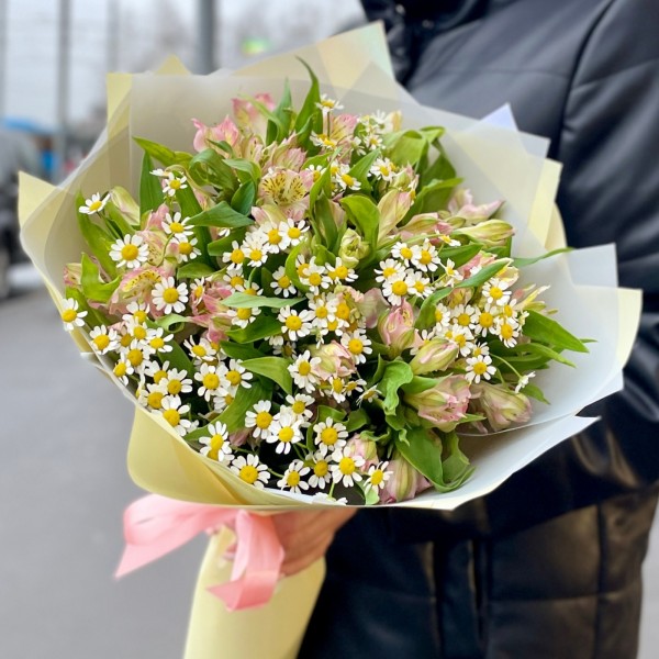 Альстромерии с ромашкой