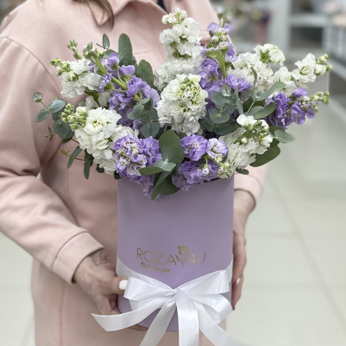 Микс белых и сиреневых маттиол в коробке