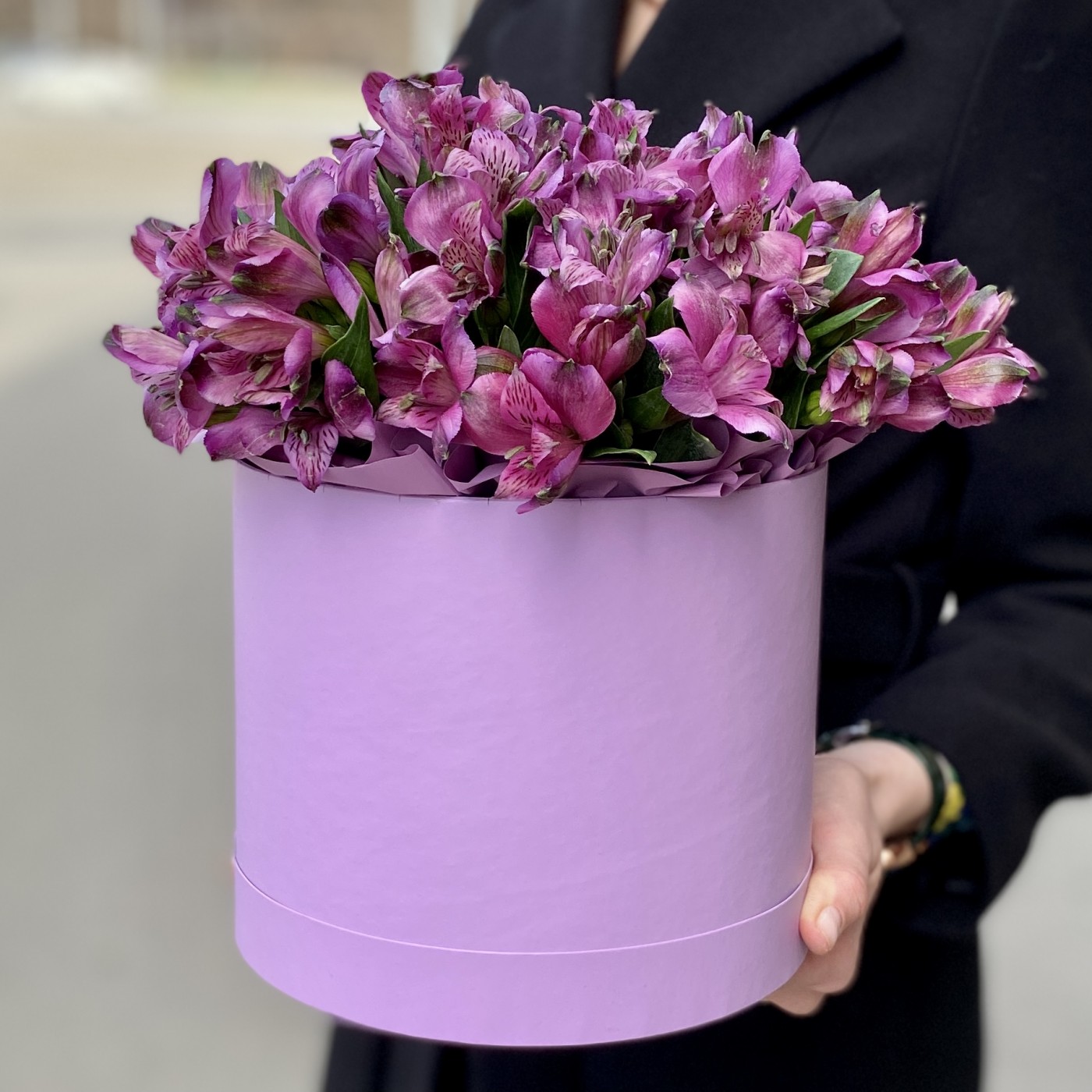 Букет фиолетовых альстромерий в круглой коробке на День Восьмого Марта