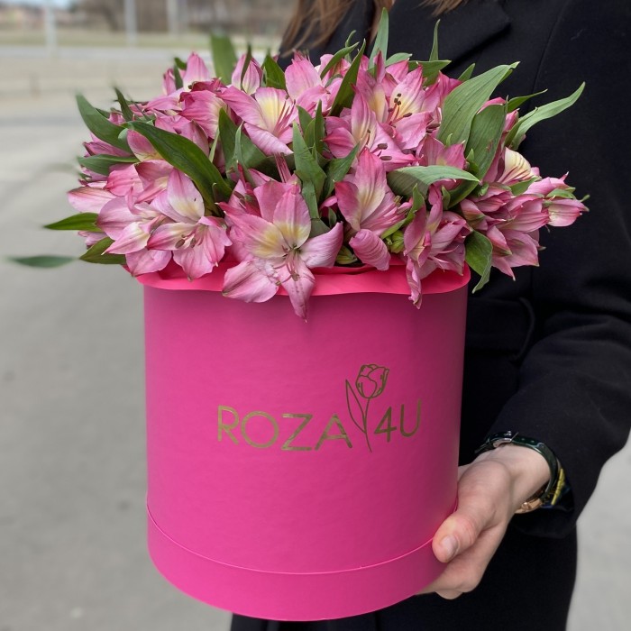 Розовые альстромерии в коробке