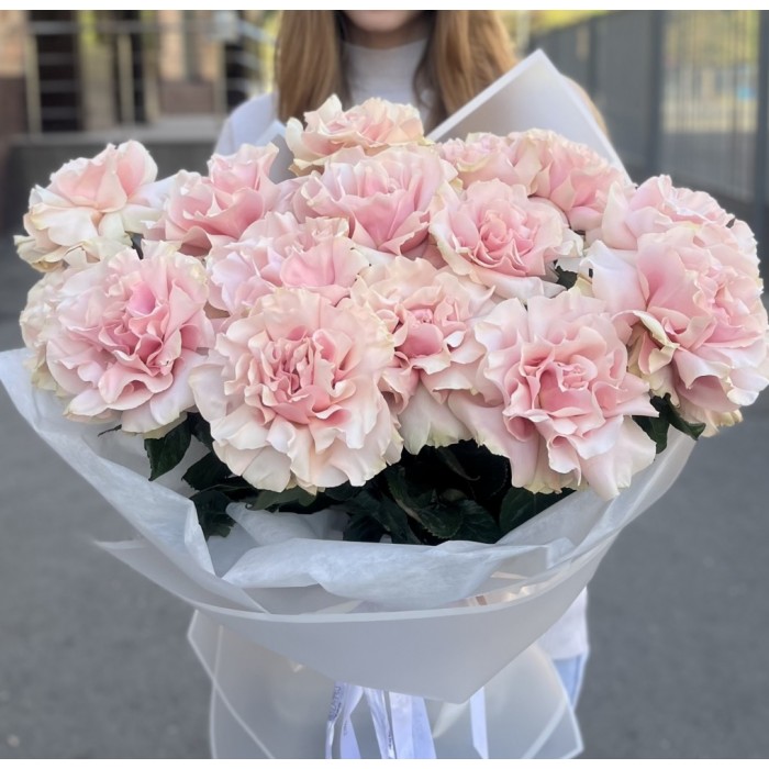 5 секретов аранжировки роз на 8 марта, которые покорят женское сердце  