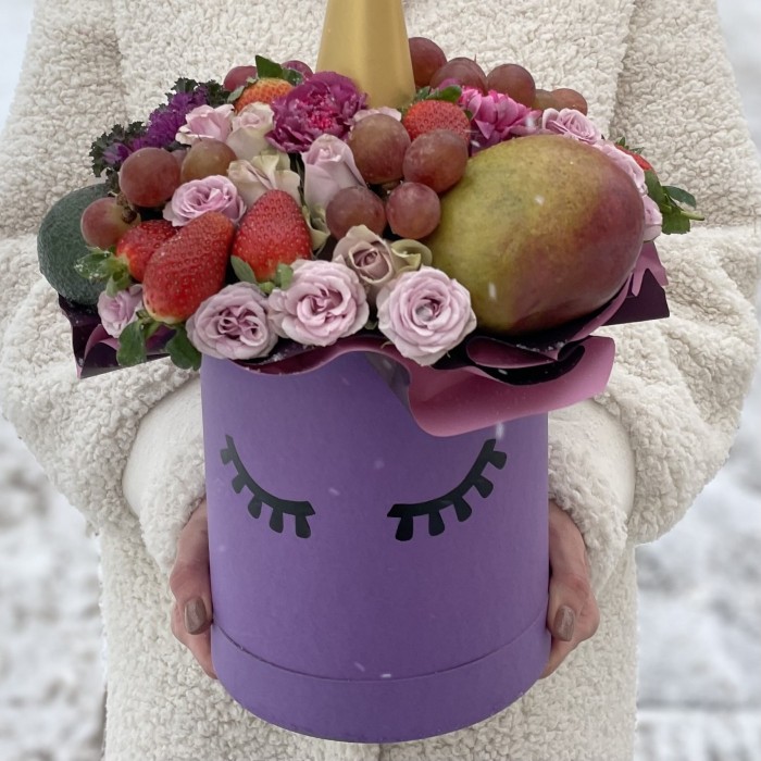 Авторская композиция Единорог с фруктами и цветами