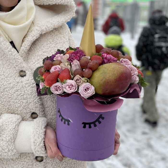 Авторская композиция Единорог с фруктами и цветами