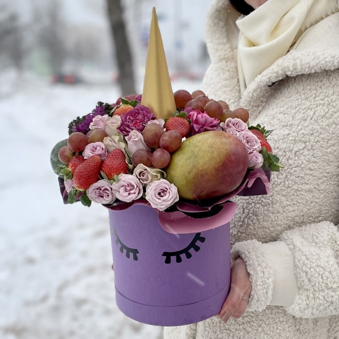 Авторская композиция Единорог с фруктами и цветами