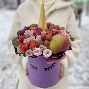Авторская композиция Единорог с фруктами и цветами