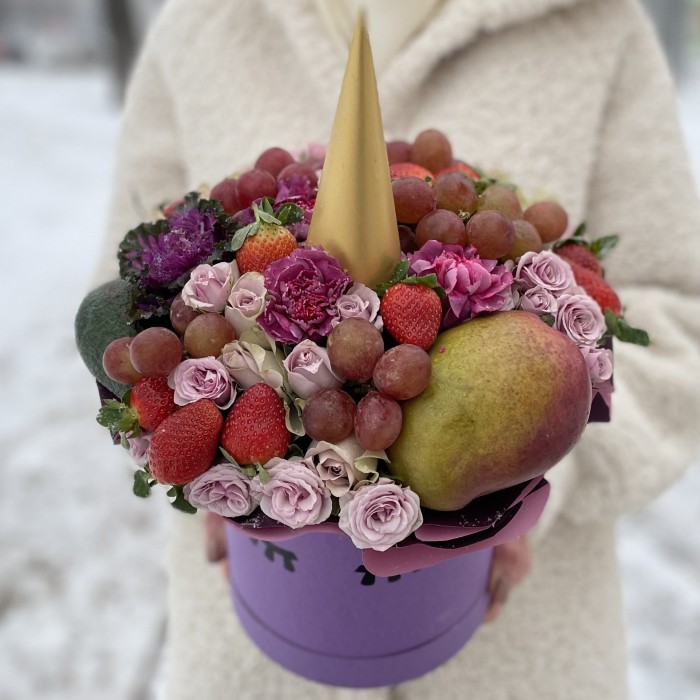 Авторская композиция Единорог с фруктами и цветами