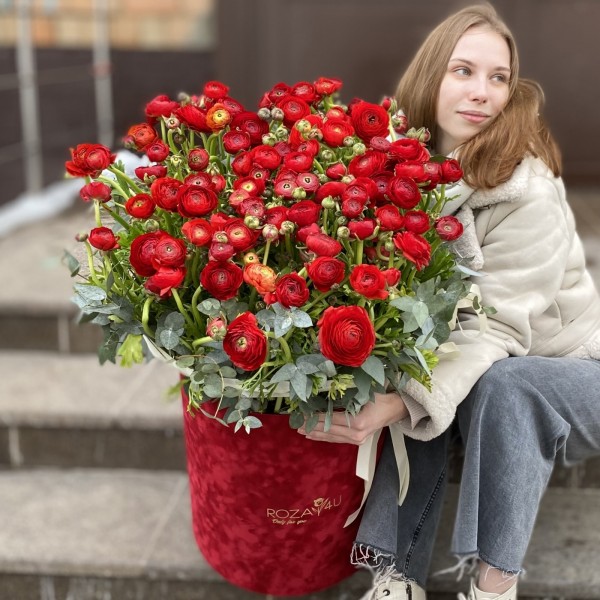 Авторская композиция с красными ранункулюсами в коробке