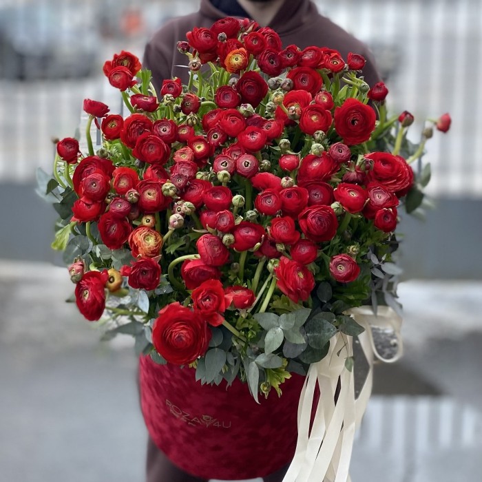 Авторская композиция с красными ранункулюсами в коробке