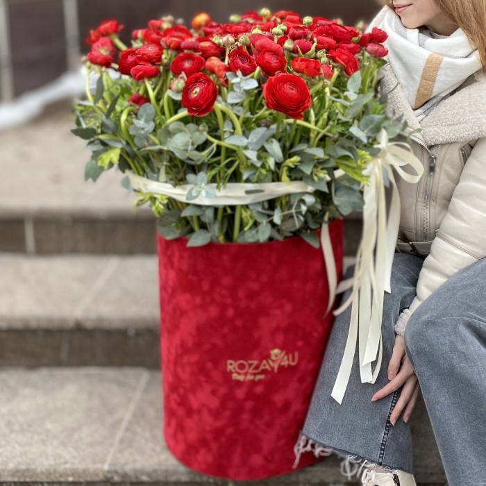 Авторская композиция с красными ранункулюсами в коробке
