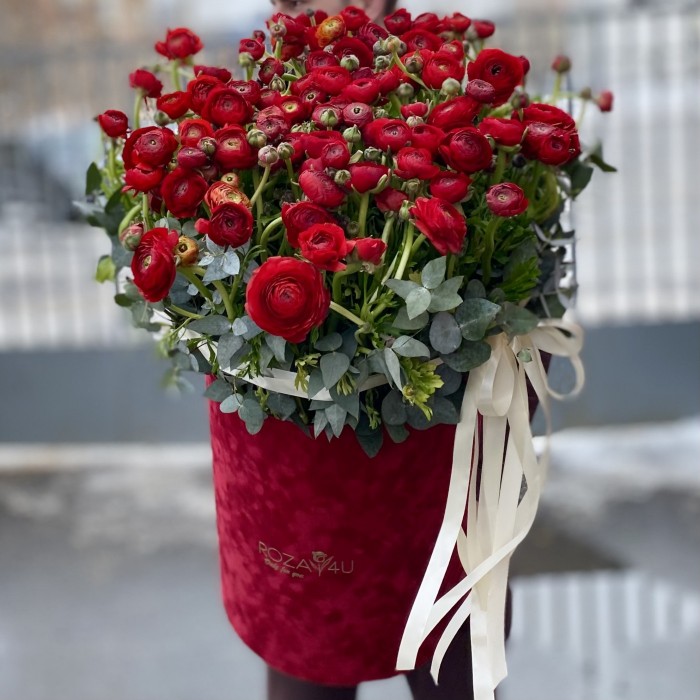 Авторская композиция с красными ранункулюсами в коробке