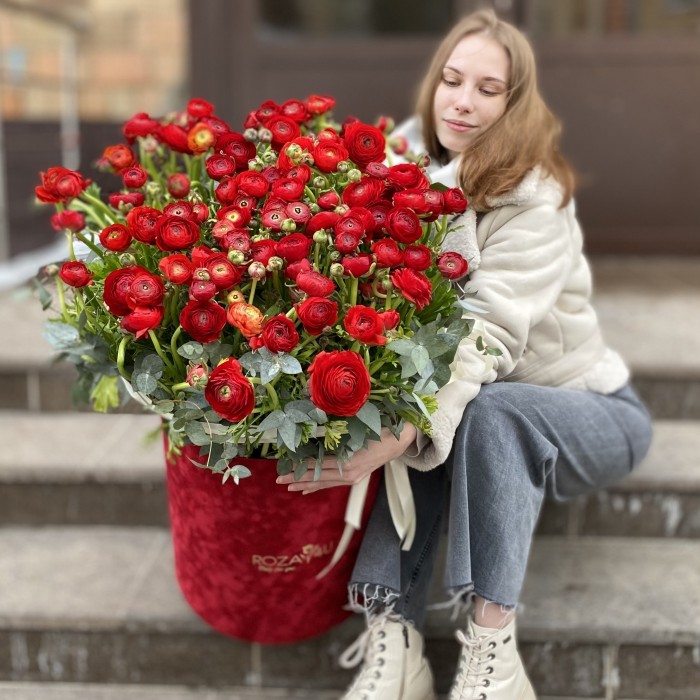 Авторская композиция с красными ранункулюсами в коробке