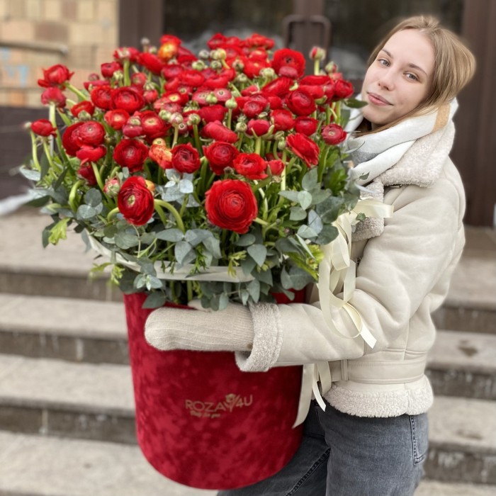 Авторская композиция с красными ранункулюсами в коробке