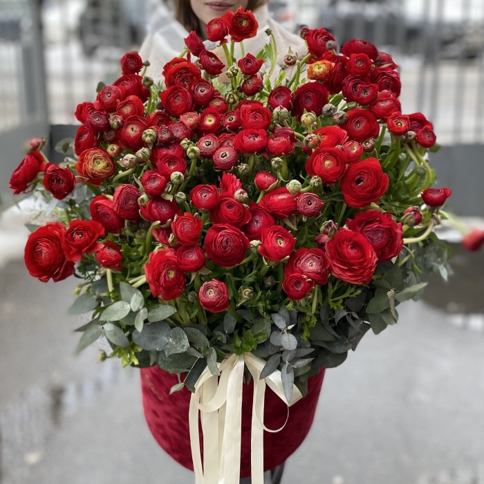 Авторская композиция с красными ранункулюсами в коробке